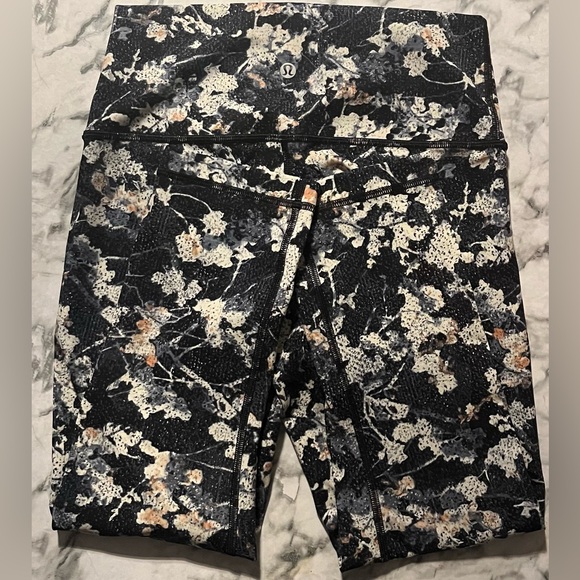 Lululemon like NEW in size 6 - Picture 4 of 6